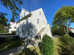  Akureyri Central House  Акюрейри